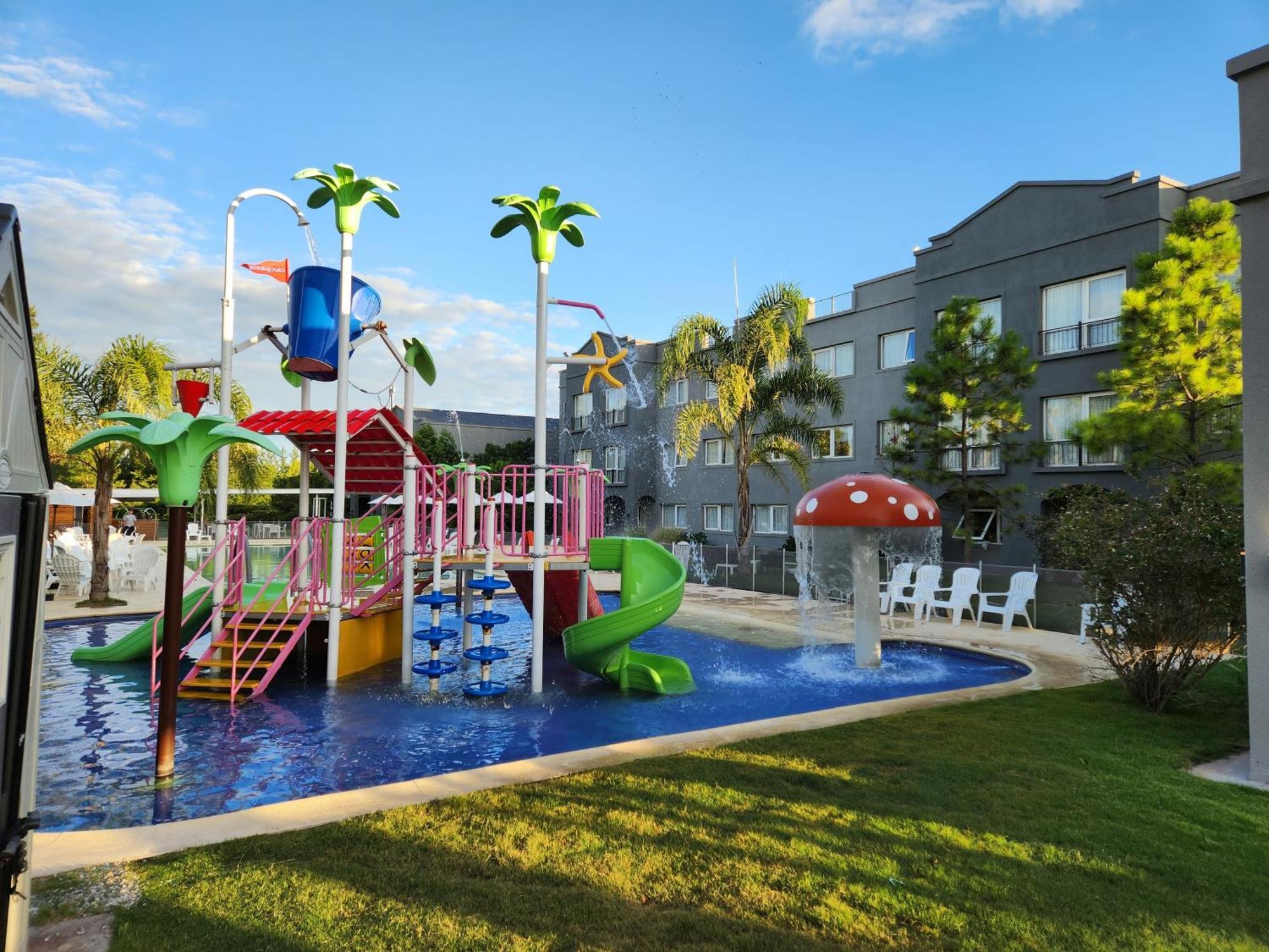 Howard Johnson Hotel & Resort Funes Extérieur photo