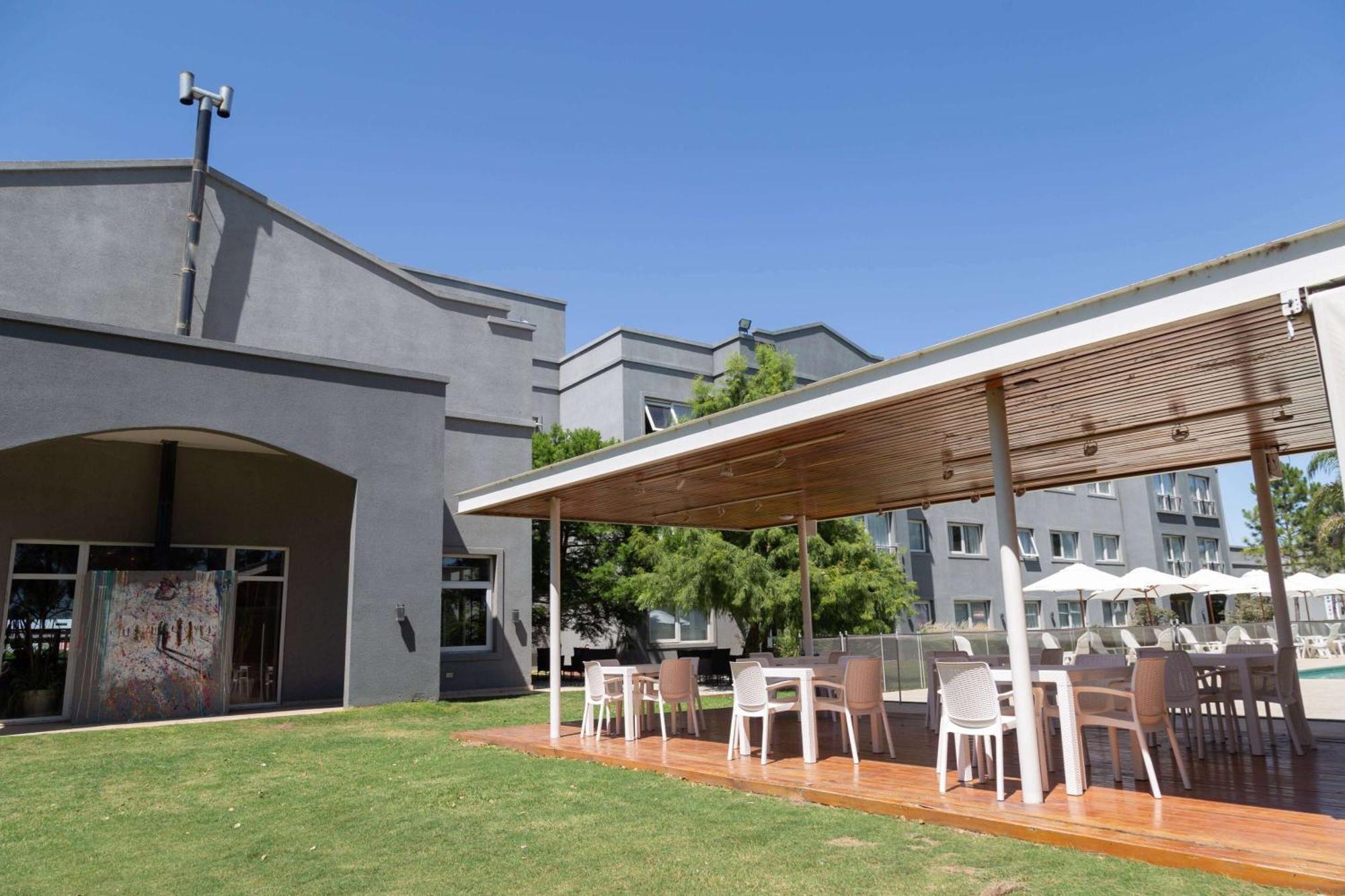 Howard Johnson Hotel & Resort Funes Extérieur photo