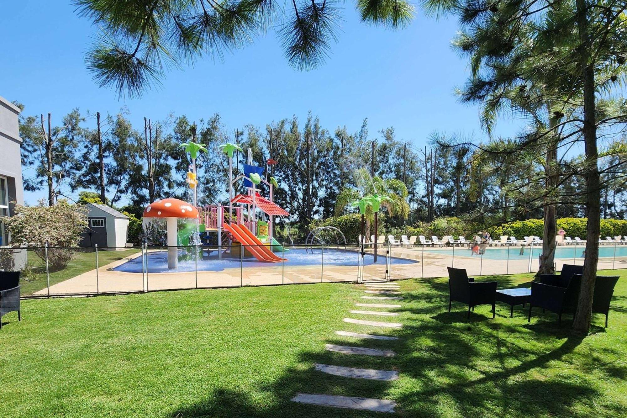 Howard Johnson Hotel & Resort Funes Extérieur photo