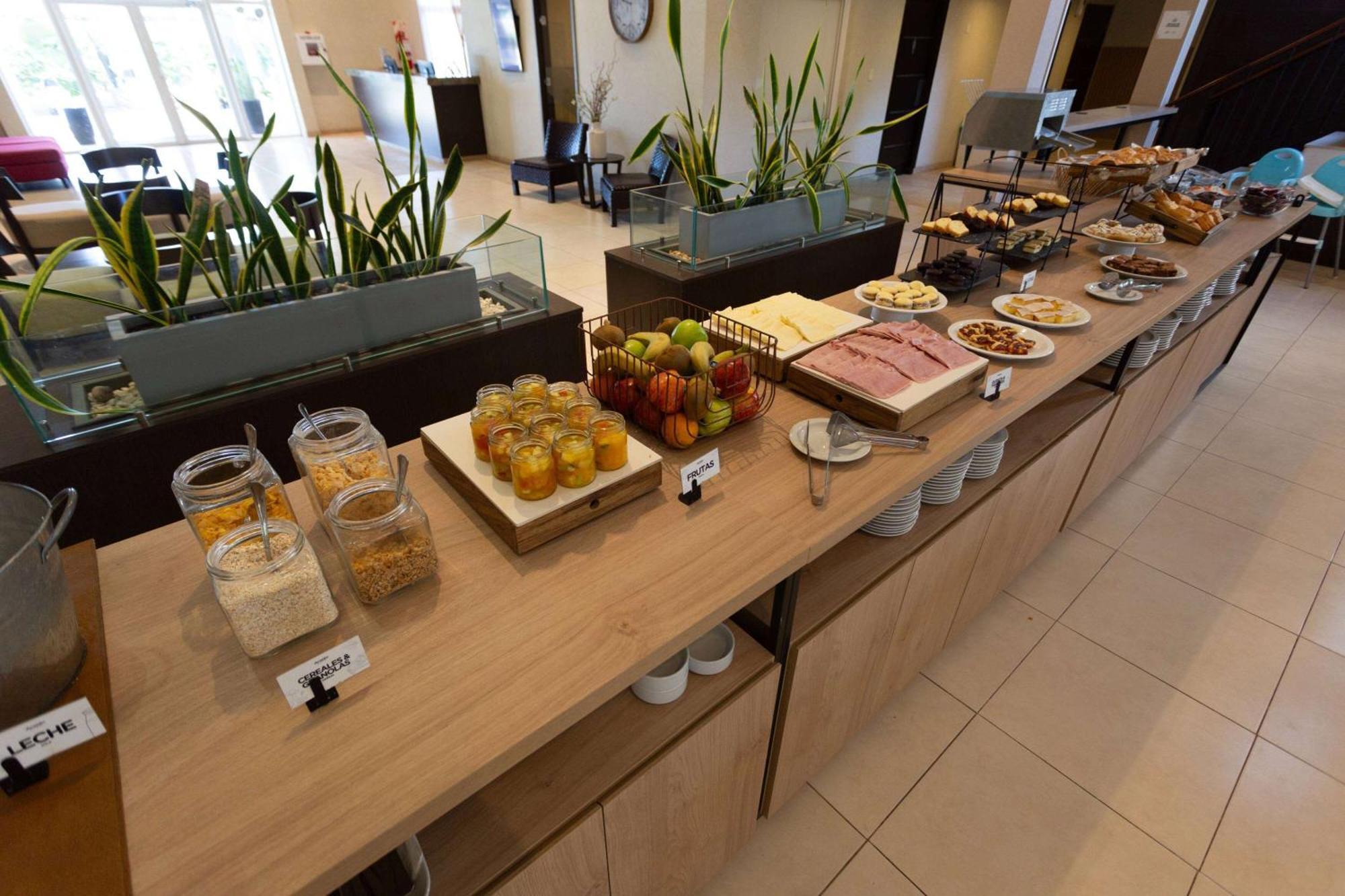 Howard Johnson Hotel & Resort Funes Extérieur photo