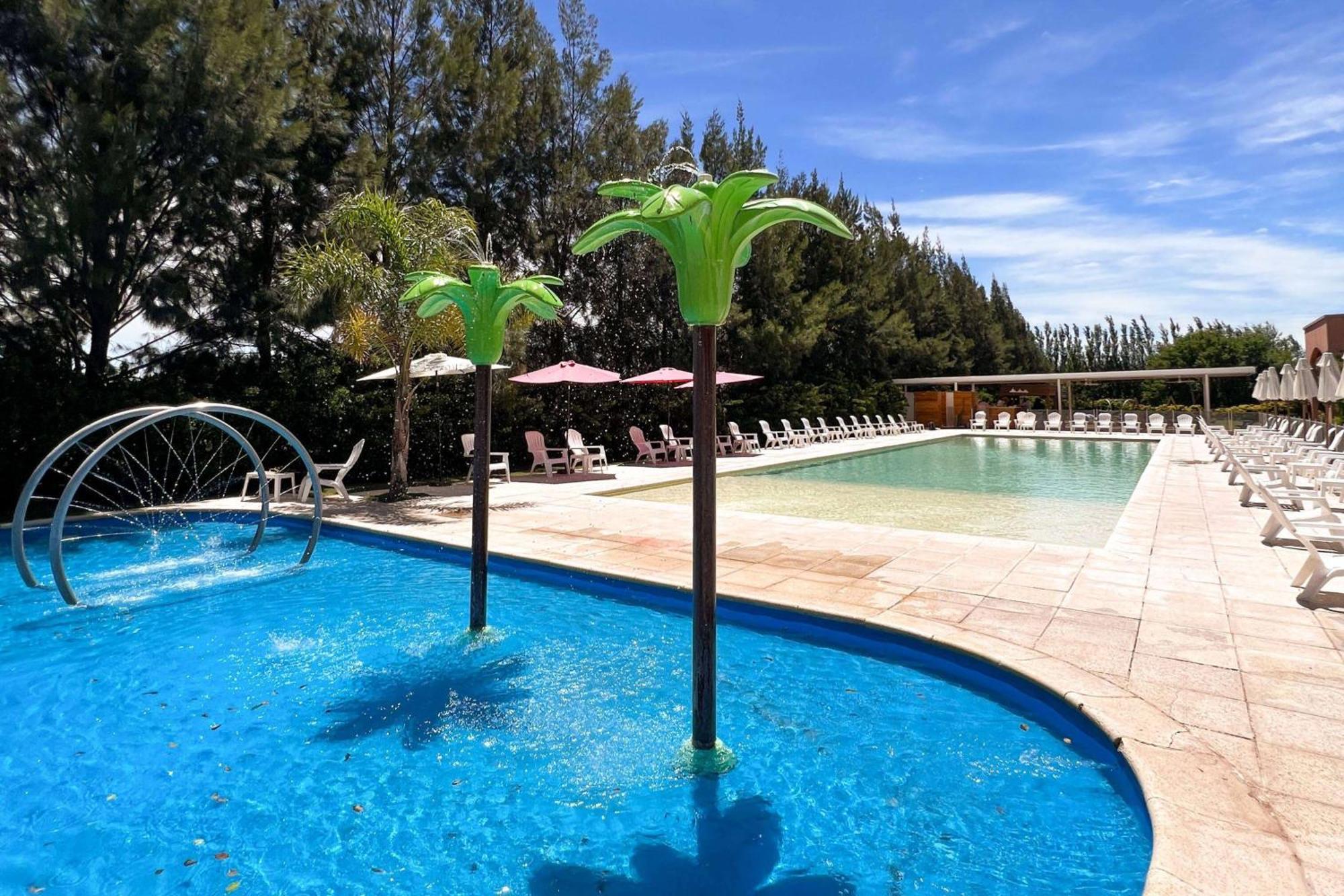Howard Johnson Hotel & Resort Funes Extérieur photo