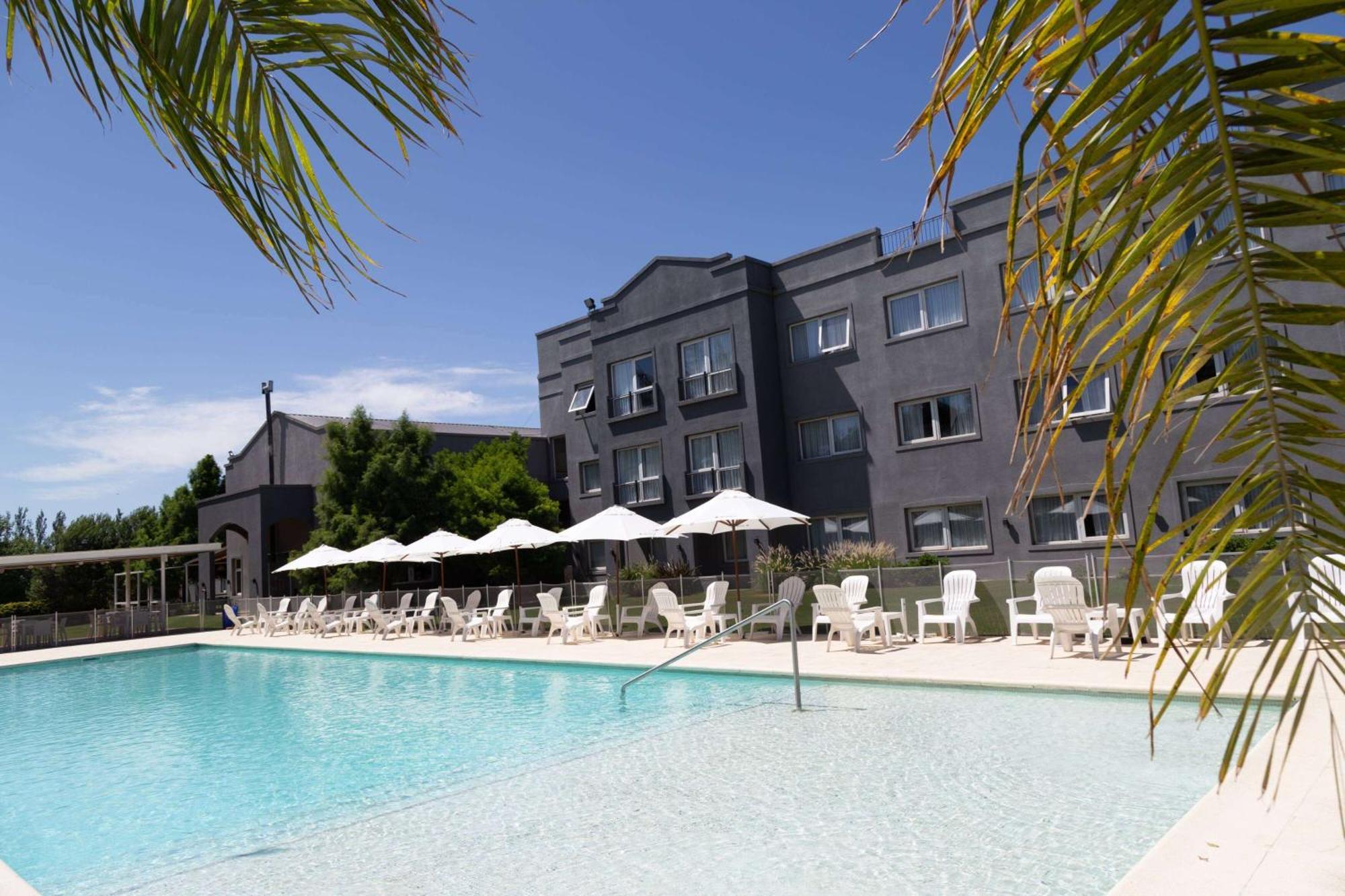 Howard Johnson Hotel & Resort Funes Extérieur photo