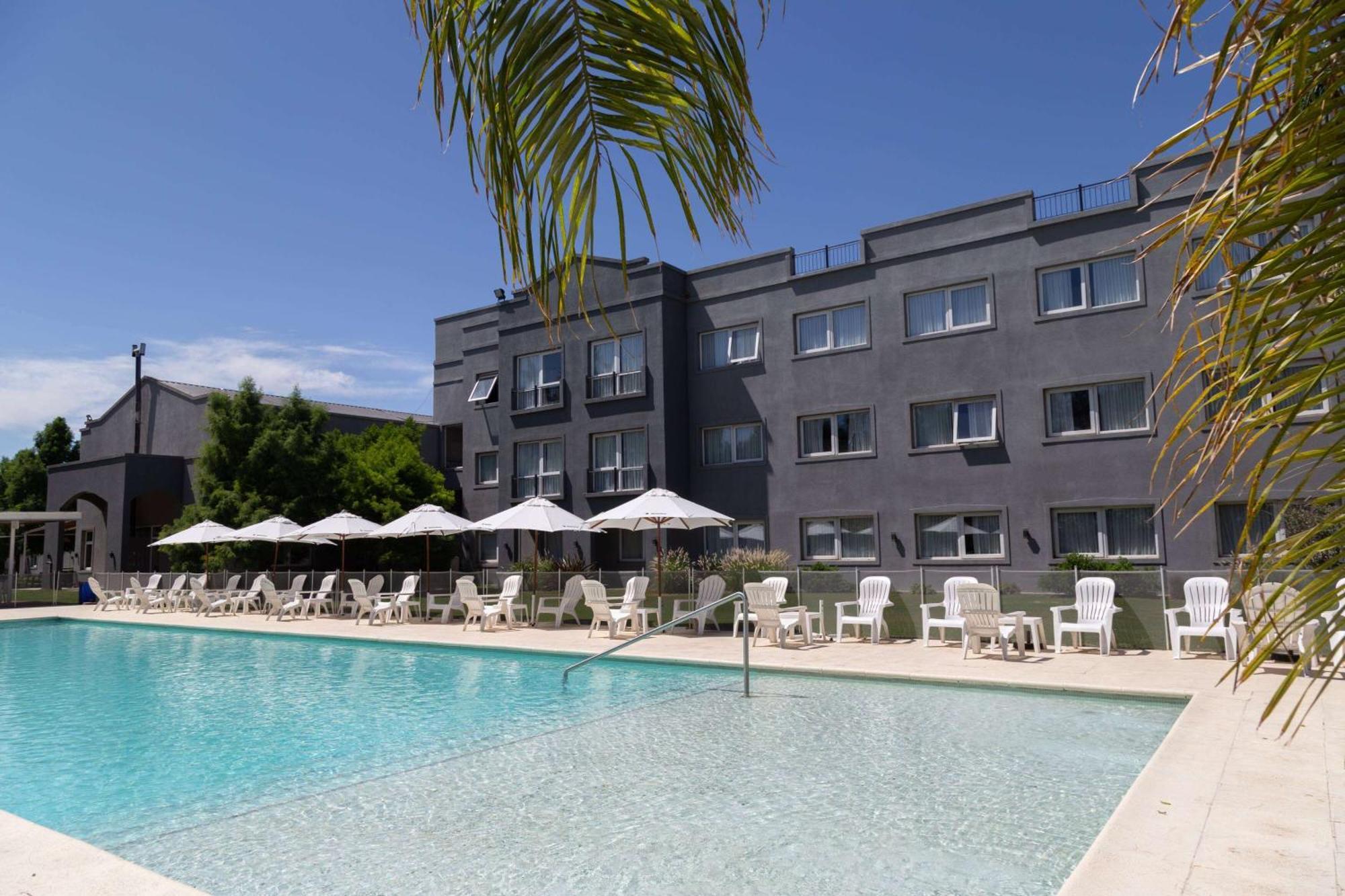 Howard Johnson Hotel & Resort Funes Extérieur photo
