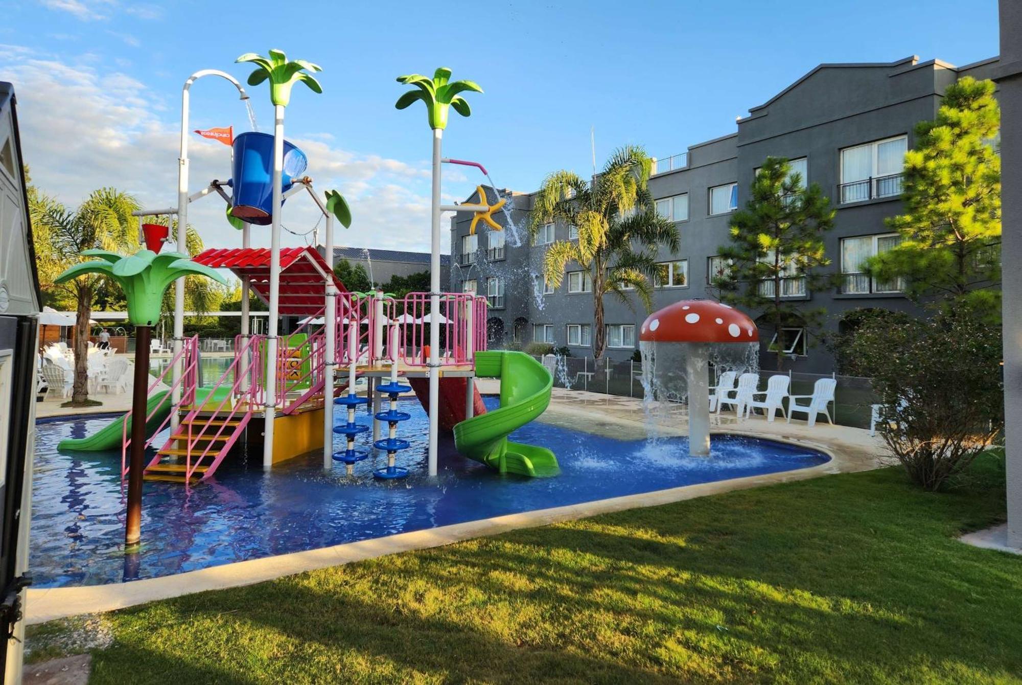 Howard Johnson Hotel & Resort Funes Extérieur photo