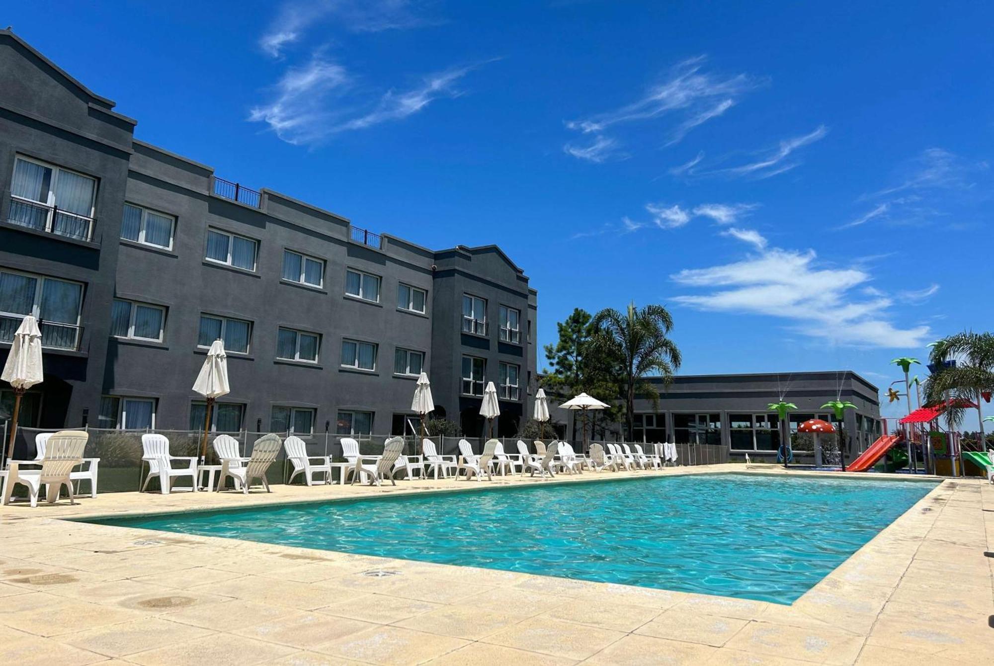 Howard Johnson Hotel & Resort Funes Extérieur photo