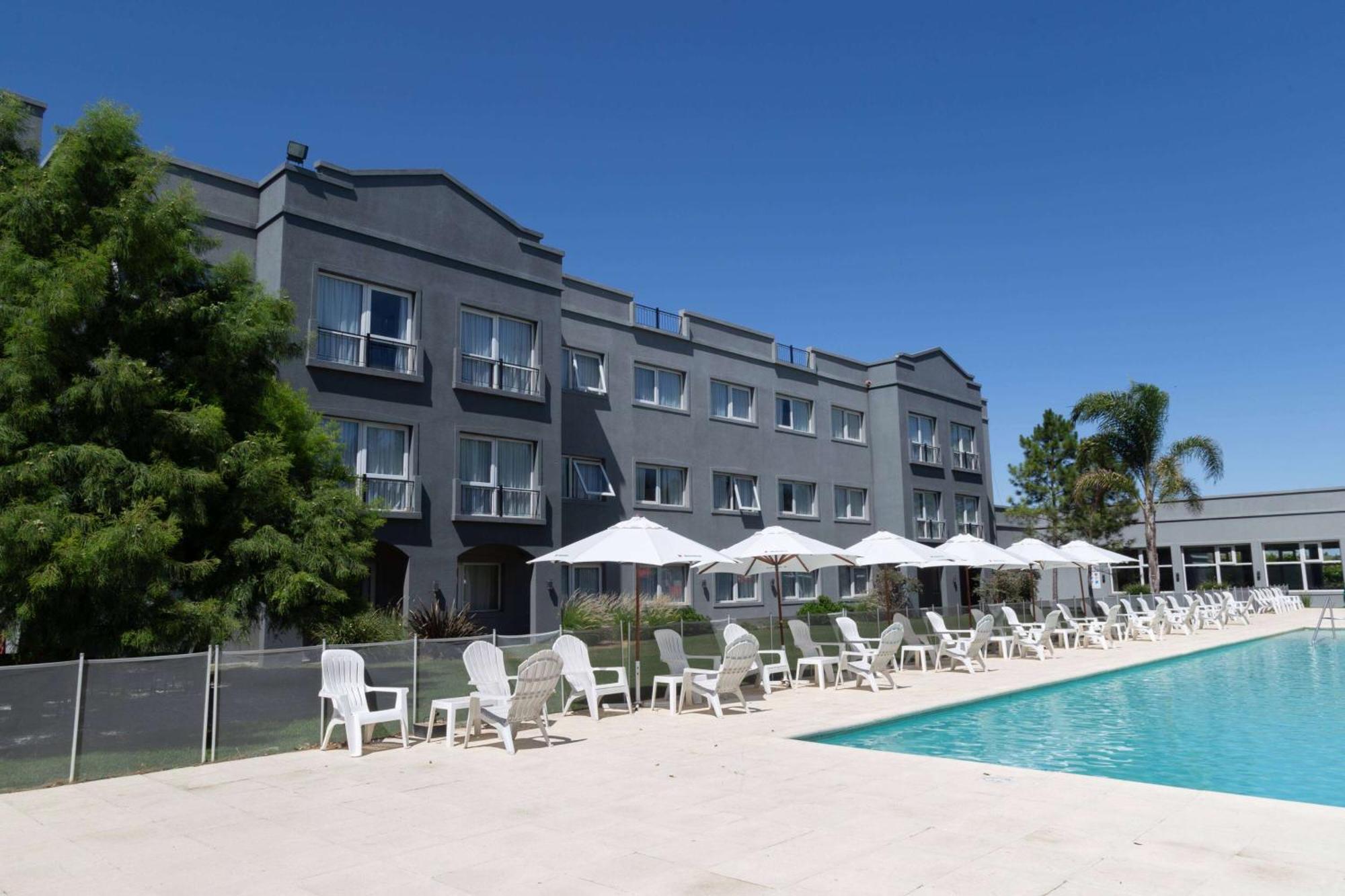 Howard Johnson Hotel & Resort Funes Extérieur photo