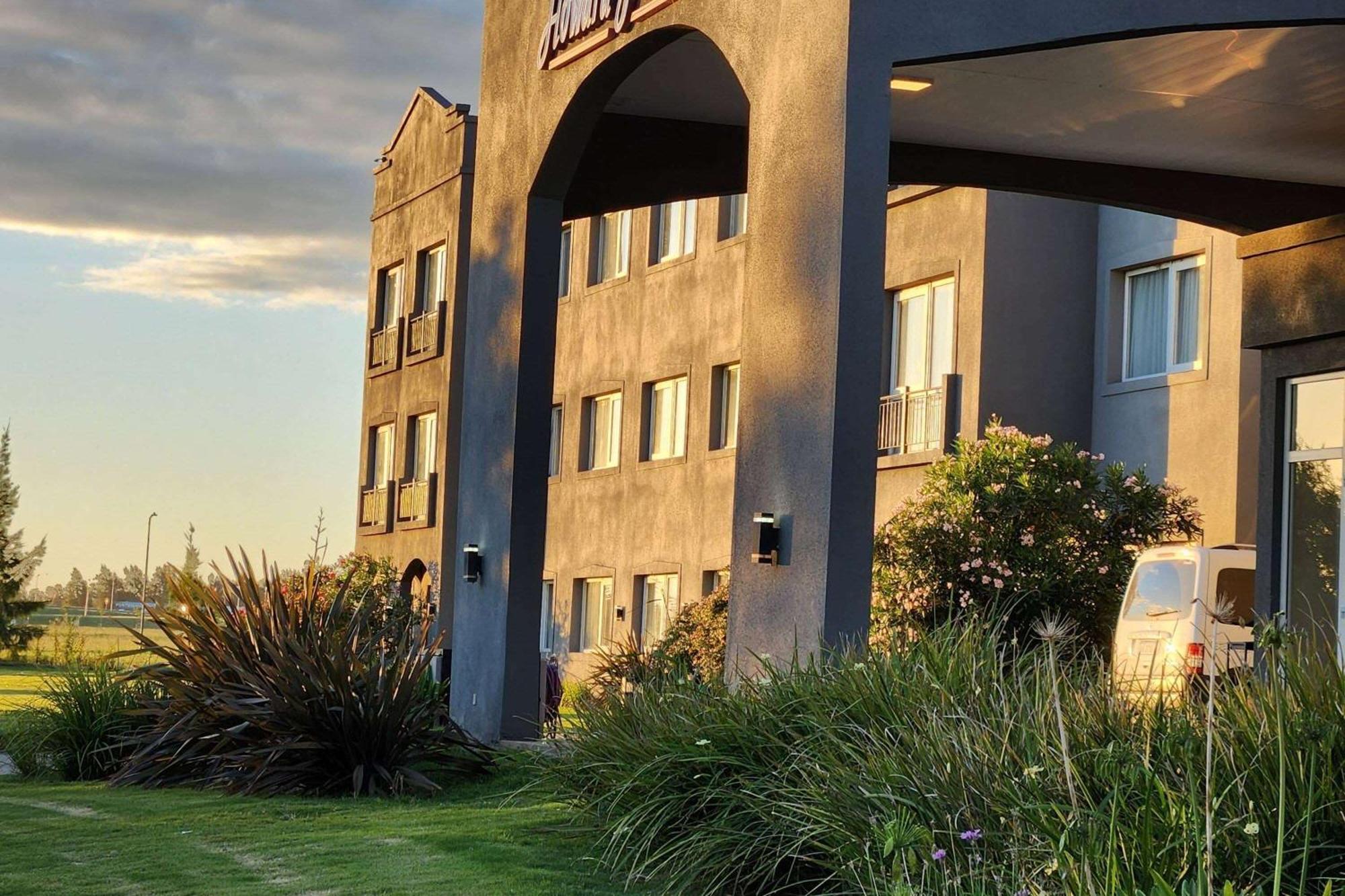 Howard Johnson Hotel & Resort Funes Extérieur photo